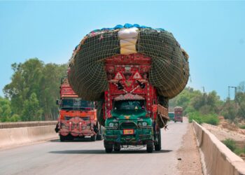 Truk ODOL Memang Meresahkan: Perspektif dari Pengendara Motor yang Selalu Bertemu dengan Truk Kelebihan Muatan di Jalan