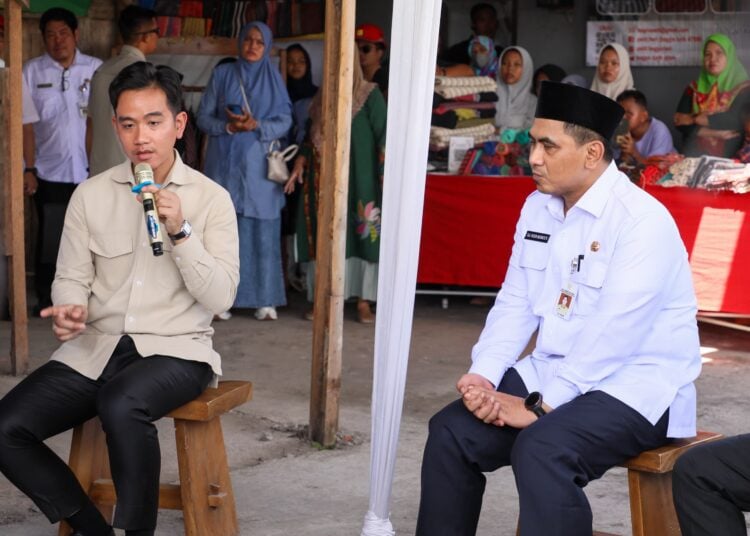 Wakil Presiden Gibran Rakabuming Raka dalam kunjungan di sentra industri tenun lurik di Cawas, Klaten MOJOK.CO