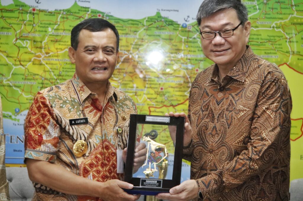 Gubernur Jawa Tengah, Ahmad Luthfi minta bantuan Dubes Singapura untuk mempercepat penambahan rute penerbangan langsung Semarang-Singapura di Bandara Ahmad Yani MOJOK.CO