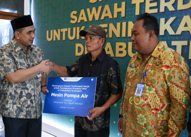 Wakil Gubernur Jawa Tengah, Taj Yasin salurkan bantuan benih padi ke petani Grobogan MOJOK.CO