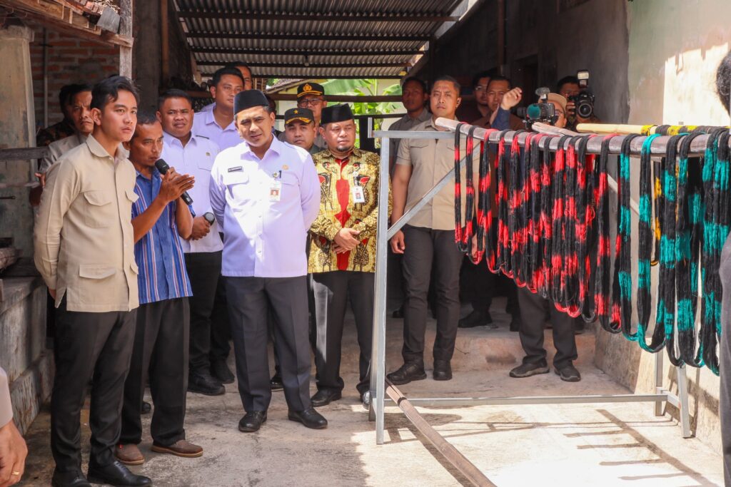 Wakil Presiden, Gibran dan Wakil Gubernur Jawa Tengah, Taj Yasin dalam kunjungan di sentra industri tenun lurik di Cawas, Klaten MOJOK.CO