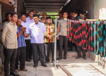 Wakil Presiden, Gibran dan Wakil Gubernur Jawa Tengah, Taj Yasin dalam kunjungan di sentra industri tenun lurik di Cawas, Klaten MOJOK.CO