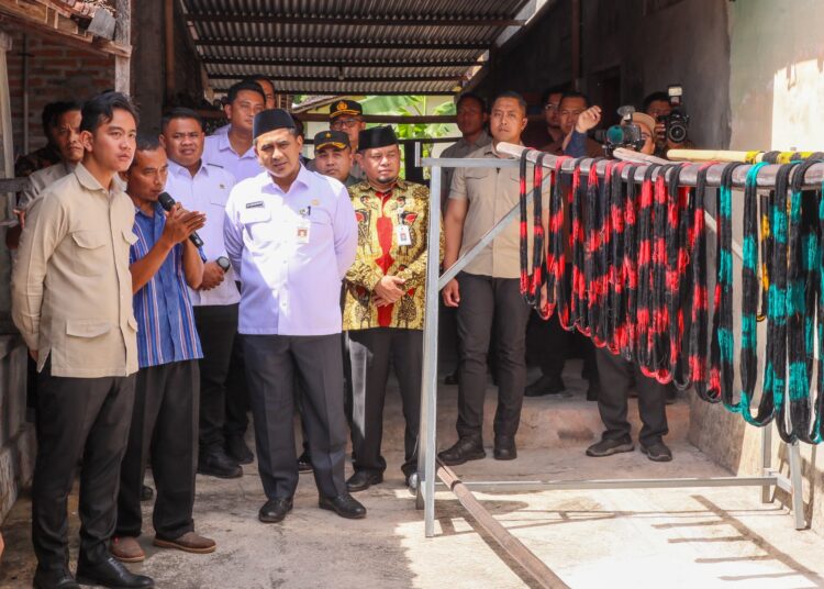 Wakil Presiden, Gibran dan Wakil Gubernur Jawa Tengah, Taj Yasin dalam kunjungan di sentra industri tenun lurik di Cawas, Klaten MOJOK.CO