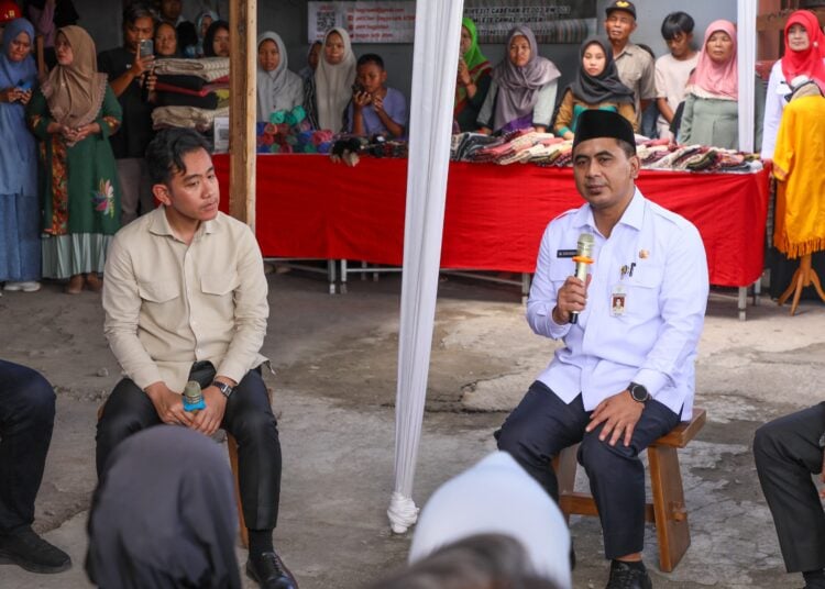 Wakil Gubernur Jawa Tengah, Taj Yasin saat kunjungan di sentra industri tenun lurik di Cawas, Klaten MOJOK.CO