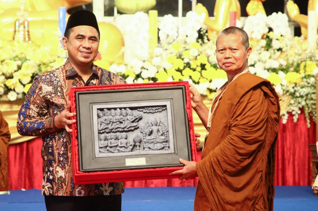 Wakil Gubernur Jawa Tengah, Taj Yasin dalam acara asalha mahapuja di Candi Borobudur, Kabupaten Magelang. MOJOK.CO