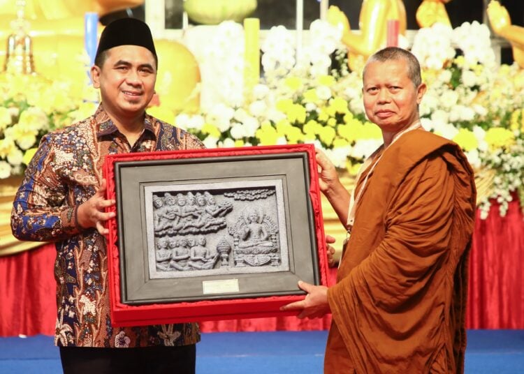 Wakil Gubernur Jawa Tengah, Taj Yasin dalam acara asalha mahapuja di Candi Borobudur, Kabupaten Magelang. MOJOK.CO