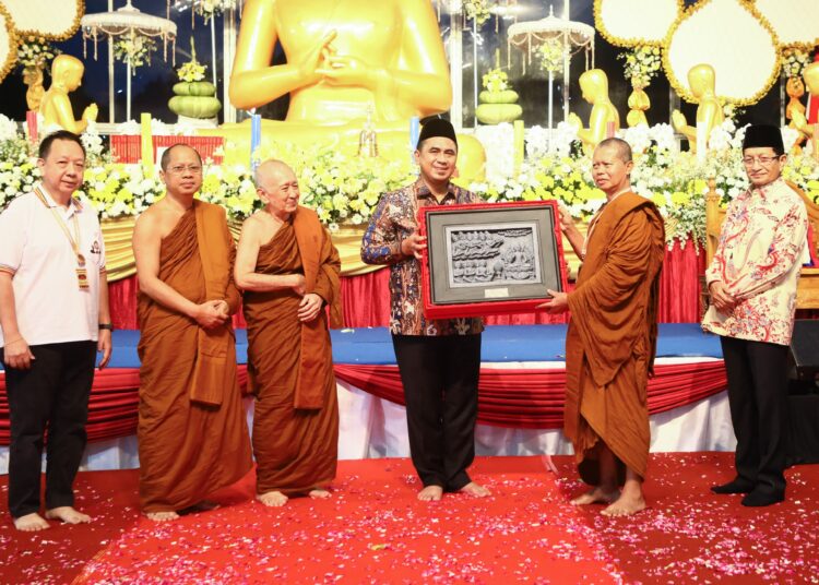 Para bikkhu dan wakil gubernur Jawa Tengah. MOJOK.CO