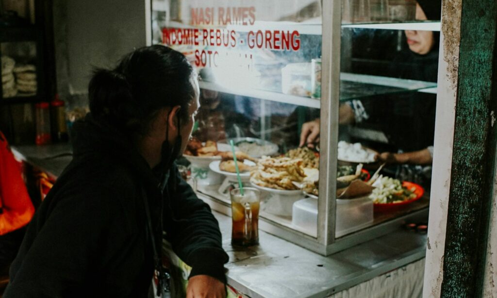 4 Dosa Warteg Mempermainkan Menu demi Untung Besar, tapi Bikin Rugi Pelanggan Mojok.co