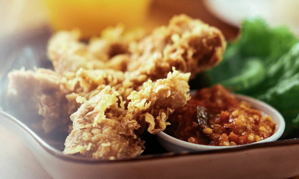 4 Penjual Ayam Geprek Red Flag yang Sebaiknya Dihindari Pembeli daripada Nyesek Mojok.co