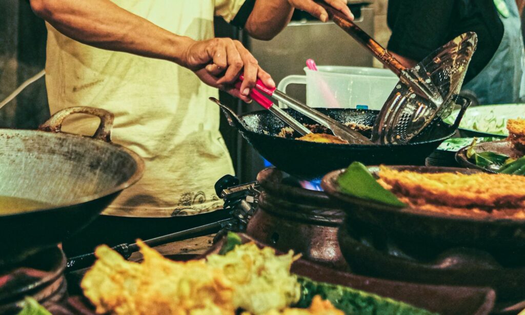 Derita Penjual Gorengan, Sehari-hari Menghadapi Rumor yang Menjatuhkan Usahanya Mojok.co