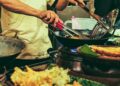 Derita Penjual Gorengan, Sehari-hari Menghadapi Rumor yang Menjatuhkan Usahanya Mojok.co