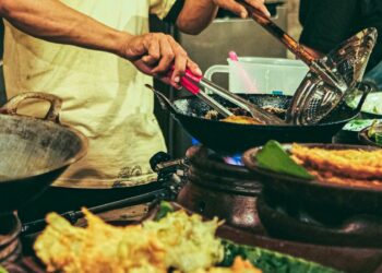 Derita Penjual Gorengan, Sehari-hari Menghadapi Rumor yang Menjatuhkan Usahanya Mojok.co