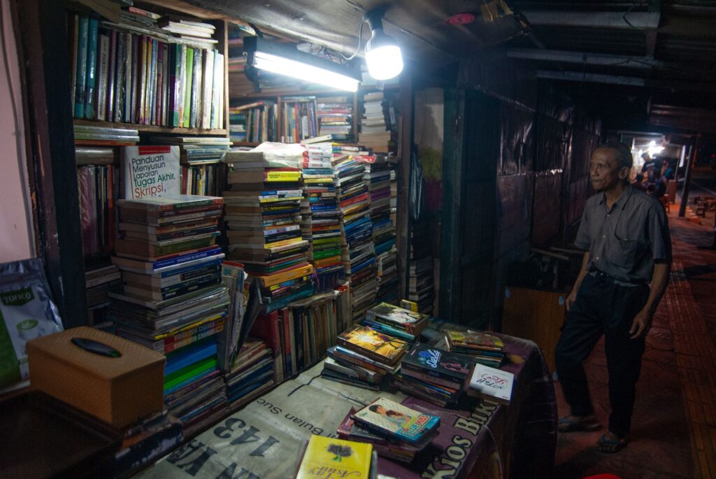 Para pemilik kios buku bekas di Jalan Kahar Muzakir Yogyakarta yang tabah menanti pembeli MOJOK.CO