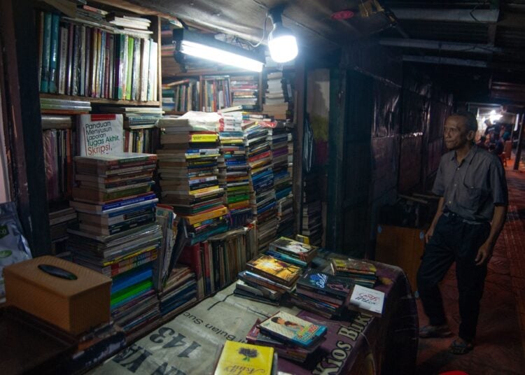 Para pemilik kios buku bekas di Jalan Kahar Muzakir Yogyakarta yang tabah menanti pembeli MOJOK.CO