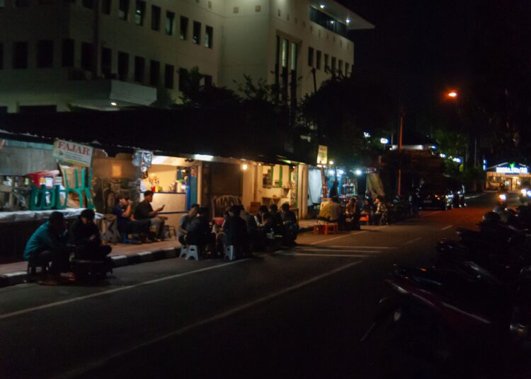 Suasana malam di Jalan Kahar Muzakir, Yogyakarta MOJOK.CO