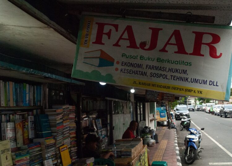 Toko Fajar, salah satu kios buku di Jalan Kahar Muzakir, Yogyakarta MOJOK.CO