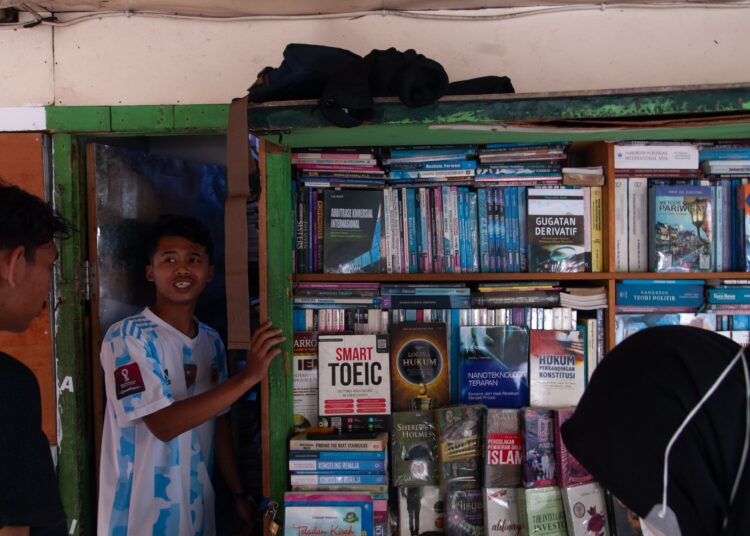 Transaksi di salah satu kios buku MOJOK.CO