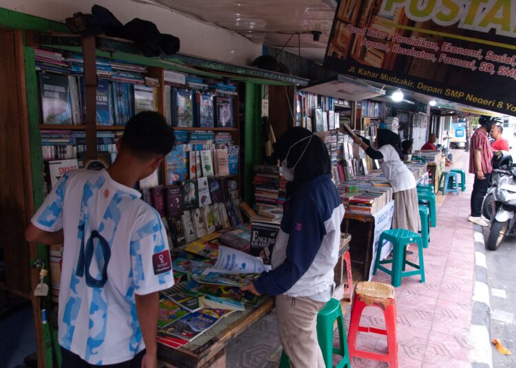 Salah satu kios buku di Jalan Kahar Muzakir Yogyakarta MOJOK.CO
