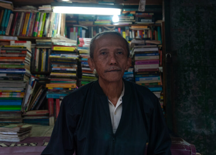 Bintoro (65), salah satu penjual buku MOJOK.CO