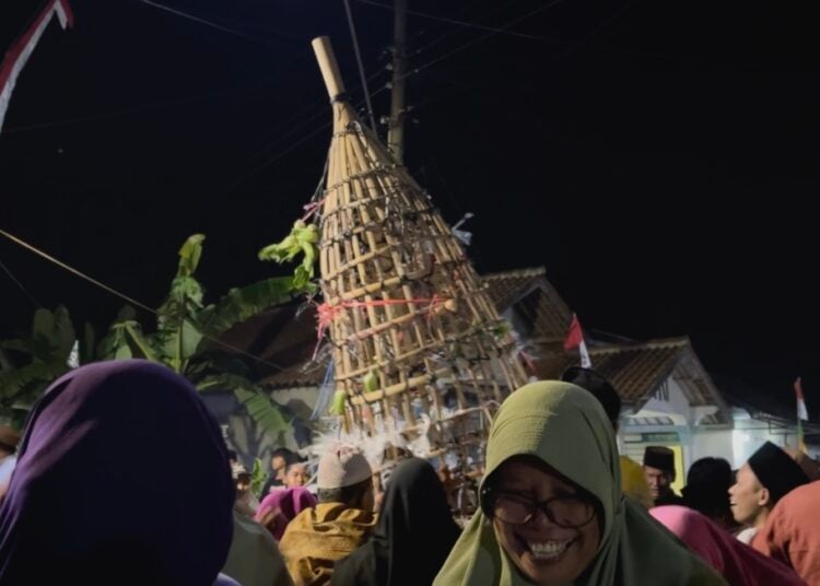 Warga Desa Nusajati, Cilacap berebut gunungan dalam sebuah acara sedekah bumi MOJOK.CO