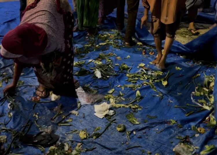 Warga mengais sisa sayur dari gunungan MOJOK.CO