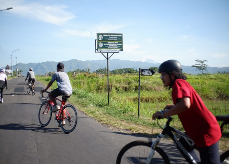 Bersepada di sawah. MOJOK.CO