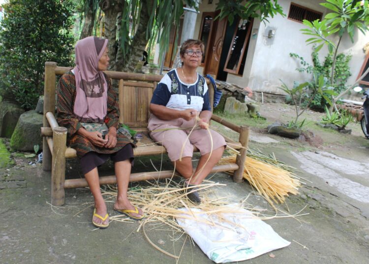 perajin besek. MOJOK.CO