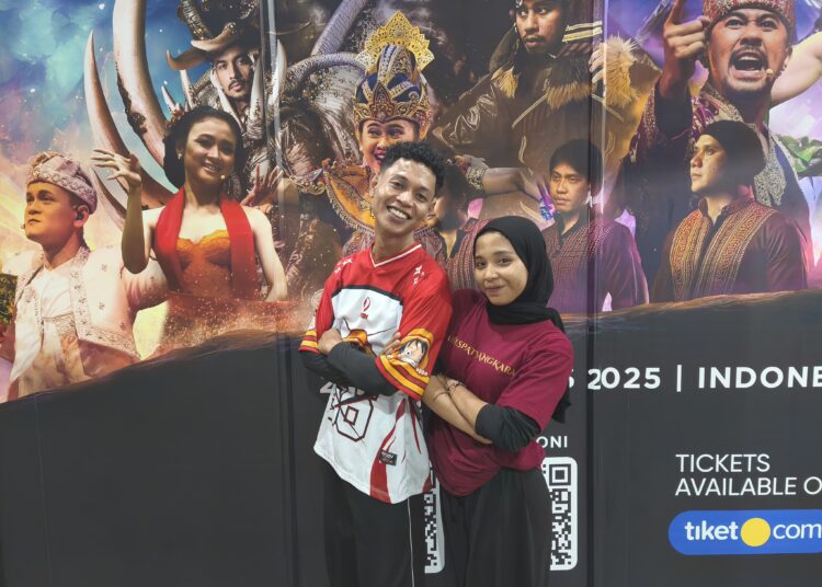Ratusan penari memeragakan beragam seni tari dalam reherseal Pagelaran Sabang Merauke MOJOK.CO