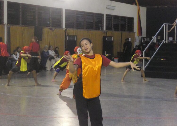 Ratusan penari memeragakan beragam seni tari dalam reherseal Pagelaran Sabang Merauke MOJOK.CO