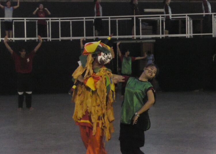 Ratusan penari memeragakan beragam seni tari dalam reherseal Pagelaran Sabang Merauke MOJOK.CO