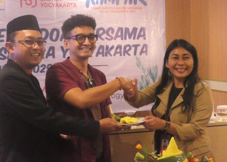 Potong tumpeng Kepala Dinas Kebudayaan Kota Yogyakarta bersama tim kreatif dan kurator Festival Sastra Yogyakarta (FSY) 2025 MOJOK.CO