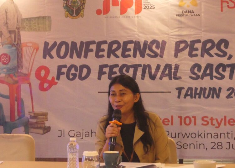 Kepala Dinas Kebudayaan Kota Yogyakarta, Yetti Martanti, dalam konferensi pers Festival Sastra Yogyakarta (FSY) 2025 MOJOK.CO
