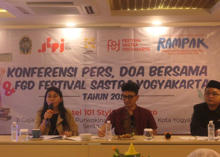 Dari kanan, Yetti Martanti, Paksi Raras Alit, dan Fairuzul Alam MOJOK.CO