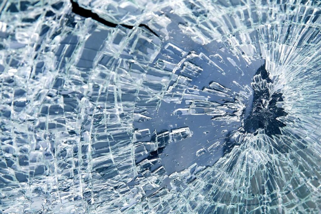 Kasus Kaca Kereta Api Dilempar Batu Adalah Pertanda Orang Indonesia Memang Belum Siap (dan Nggak Pantas) Dapat Hal-hal yang Baik