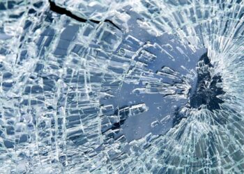 Kasus Kaca Kereta Api Dilempar Batu Adalah Pertanda Orang Indonesia Memang Belum Siap (dan Nggak Pantas) Dapat Hal-hal yang Baik