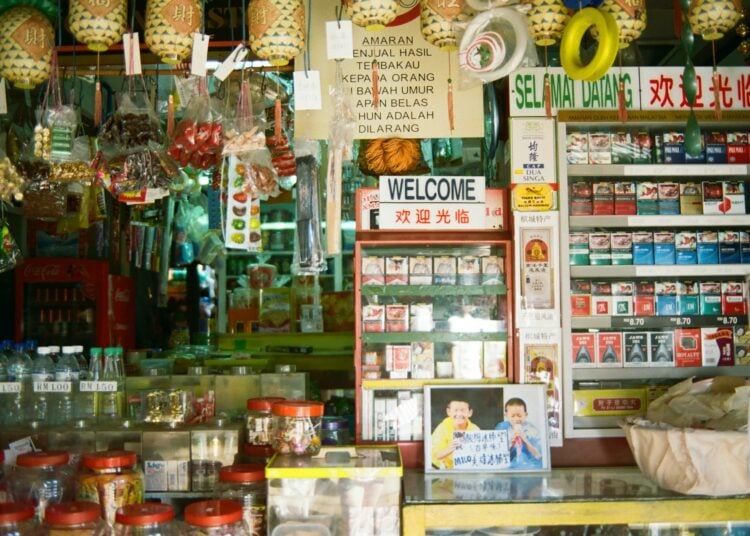 5 Barang Paling Murah yang Bisa Ditemukan di Warung Madura, Zaman Segini Masih Ada yang Dijual Seharga Rp500 Perak Mojok.co