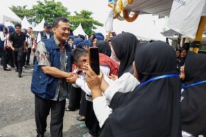 mewisuda atau meluluskan warga penerima bantuan sosial Program Keluarga Harapan (PKH) MOJOK.CO