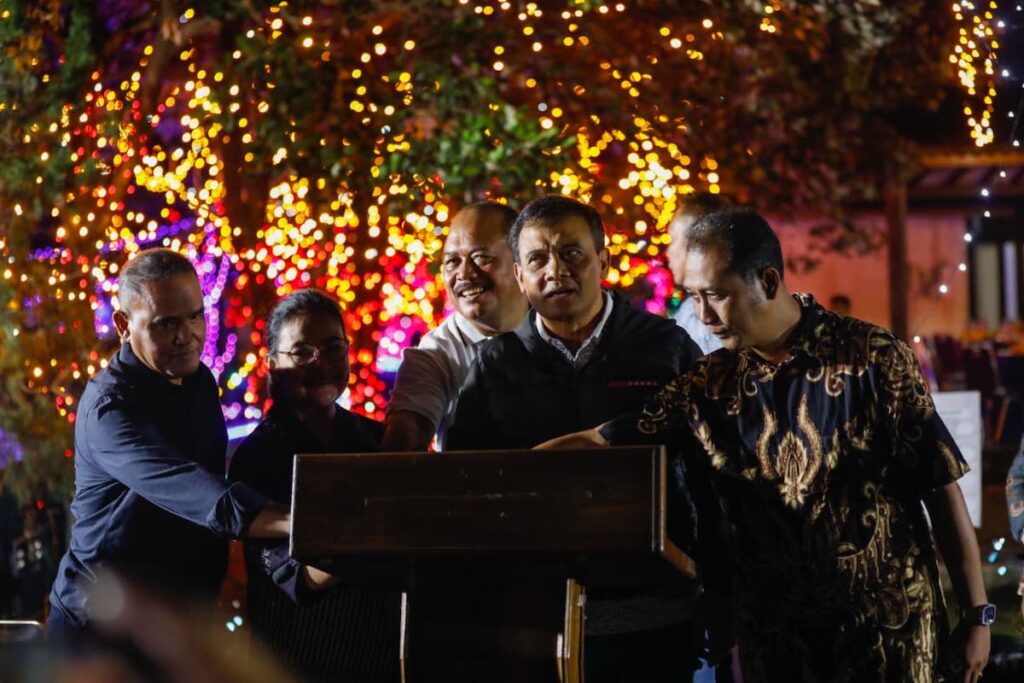 Lights Wonderland Grand Maerakaca Resmi Dibuka, Ribuan Lampu Pukau Pengunjung MOJOK.CO