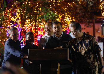 Lights Wonderland Grand Maerakaca Resmi Dibuka, Ribuan Lampu Pukau Pengunjung MOJOK.CO