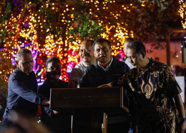 Lights Wonderland Grand Maerakaca Resmi Dibuka, Ribuan Lampu Pukau Pengunjung MOJOK.CO