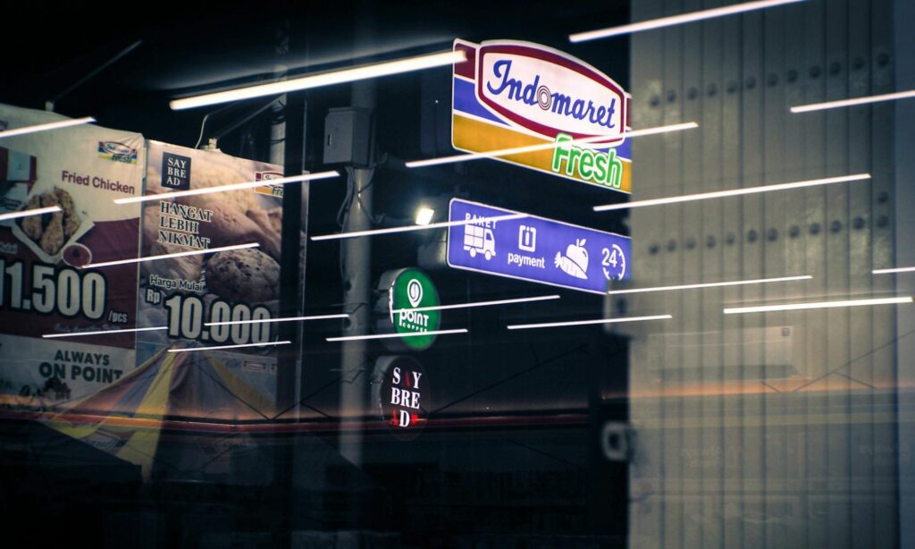 5 Tabiat Menyebalkan Pengguna Kursi Indomaret yang Meresahkan Pelanggan Lain Mojok.co