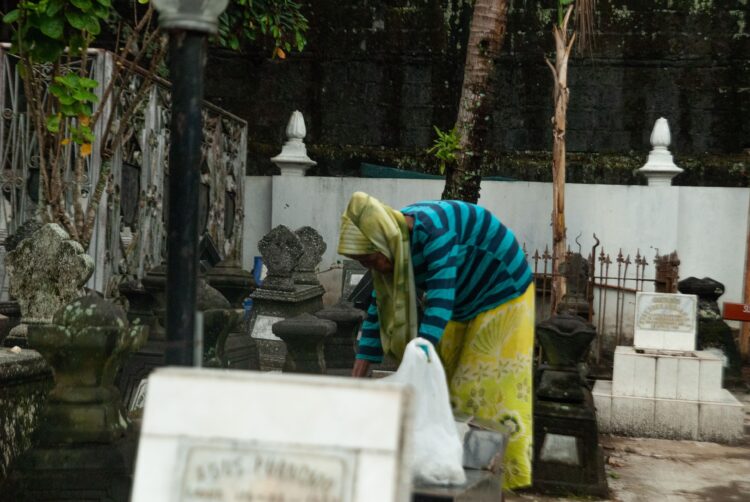 Suasana di Makam Karangwaru MOJOK.CO