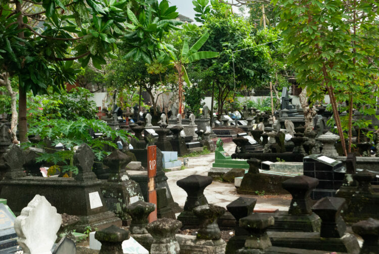 Makam Karangwaru, Kota Jogja, tampak sudah penuh sesak MOJOK.CO