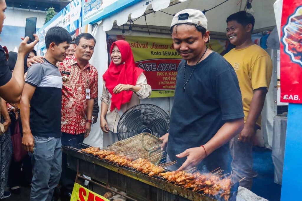 Gubernur Jateng Ahmad Luthfi di salah satu stand UMKM kuliner MOJOK.CO