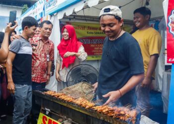 Gubernur Jateng Ahmad Luthfi di salah satu stand UMKM kuliner MOJOK.CO