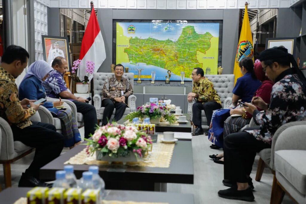 Gubernur Jawa Tengah Ahmad Luthfi menerima kunjungan CEO dan Founder IndOz Australia, David Widjaja, di ruang kerjanya, Kamis, 28 Agustus 2025 MOJOK.CO