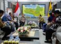 Gubernur Jawa Tengah Ahmad Luthfi menerima kunjungan CEO dan Founder IndOz Australia, David Widjaja, di ruang kerjanya, Kamis, 28 Agustus 2025 MOJOK.CO