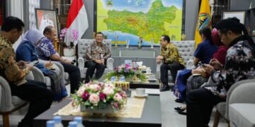 Gubernur Jawa Tengah Ahmad Luthfi menerima kunjungan CEO dan Founder IndOz Australia, David Widjaja, di ruang kerjanya, Kamis, 28 Agustus 2025 MOJOK.CO