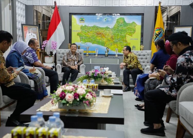 Gubernur Jawa Tengah Ahmad Luthfi menerima kunjungan CEO dan Founder IndOz Australia, David Widjaja, di ruang kerjanya, Kamis, 28 Agustus 2025 MOJOK.CO