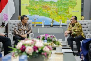 Gubernur Jawa Tengah Ahmad Luthfi ngobrol dengan CEO dan Founder IndOz Australia, David Widjaja, di ruang kerjanya MOJOK.CO